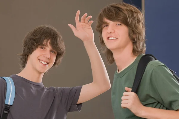 Zwei Junge Schüler Mit Rucksäcken Klassenzimmer — Stockfoto