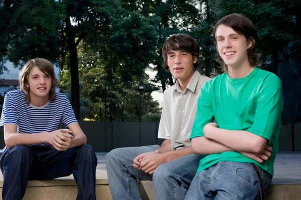Grupp Tonåringar Sitter Bänken Och Tittar Kameran — Stockfoto