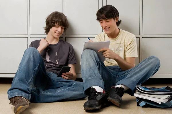Dos Jóvenes Estudiantes Sentados Suelo Leyendo Libro — Foto de Stock