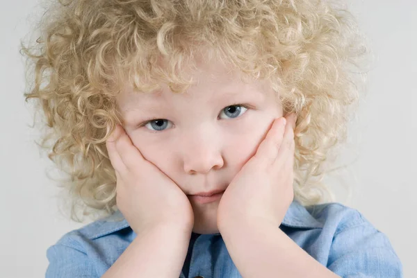 Retrato Menino Bonito Com Cabelo Encaracolado — Fotografia de Stock