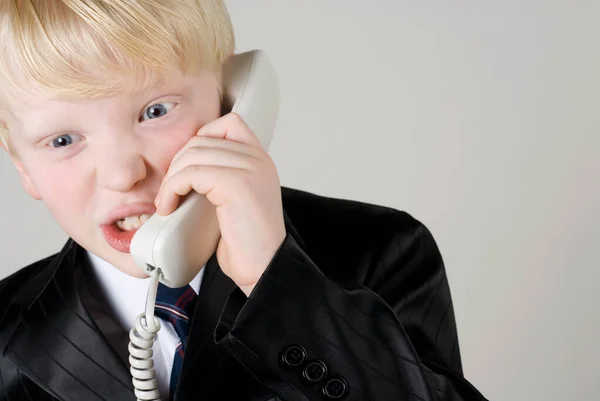 Telefonda Konuşan Şirin Bir Çocuğun Portresi — Stok fotoğraf