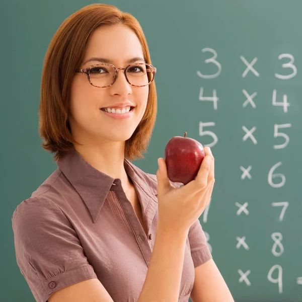 Ung Kvinna Med Äpple Och Gröna Äpplen — Stockfoto