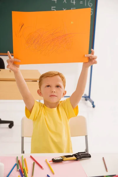 Kleines Mädchen Schreibt Auf Dem Schreibtisch Klassenzimmer — Stockfoto