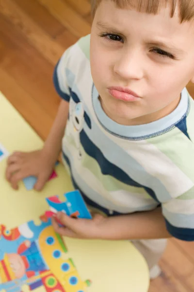 Liten Pojke Leker Med Leksaksblock — Stockfoto
