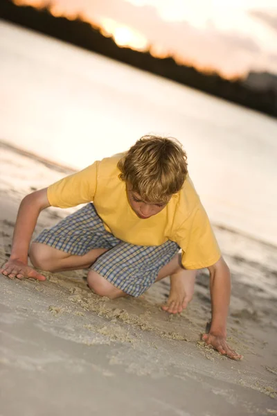Κοντινό Πλάνο Ενός Έφηβου Που Παίζει Στην Άμμο — Φωτογραφία Αρχείου