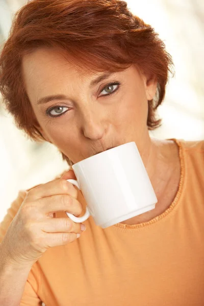 Retrato Uma Mulher Idosa Bebendo Uma Xícara Café — Fotografia de Stock