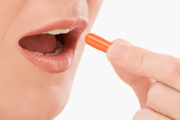 Wanita Mengaplikasikan Lipstik Latar Belakang Putih — Stok Foto