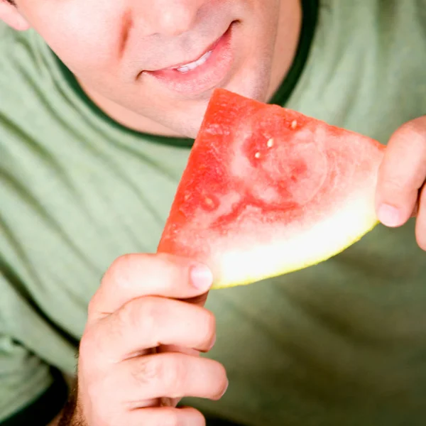 Nahaufnahme Eines Erwachsenen Mannes Mit Einer Scheibe Wassermelone — Stockfoto