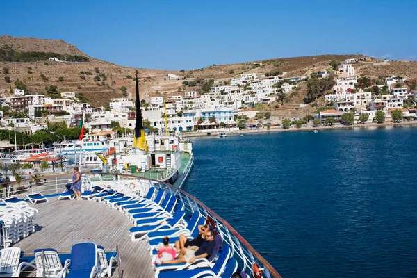 希腊群岛斯卡拉岛 帕塔莫斯岛 游客在船上甲板躺椅上休息的高视角景观 — 图库照片