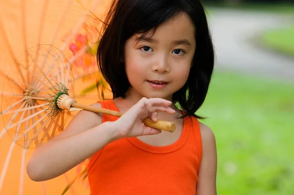 Asia Gadis Kecil Dengan Payung Kuning — Stok Foto