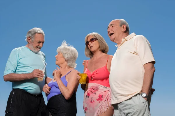 Retrato Pareja Mayor Con Sus Amigos Fondo Ciudad — Foto de Stock