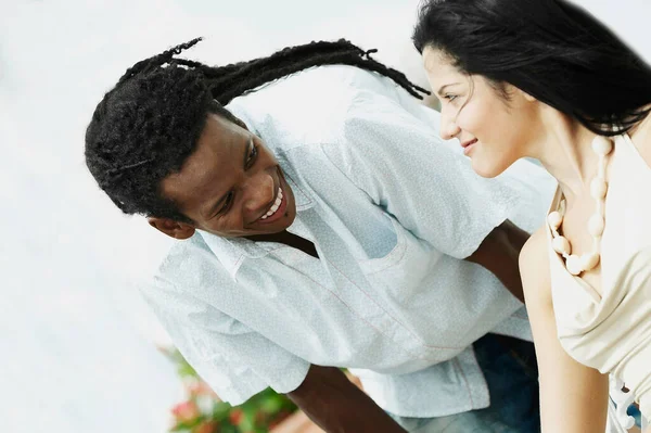 Jovem Casal Afro Americano Abraçando Divertindo — Fotografia de Stock