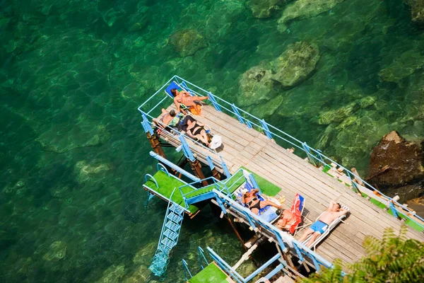 Grupo Personas Que Descansan Costa Bahía Nápoles Sorrento Provincia Nápoles —  Fotos de Stock