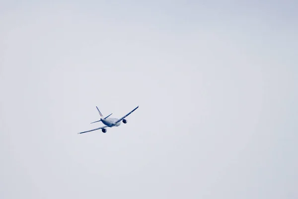 Samolot Lecący Niebie — Zdjęcie stockowe