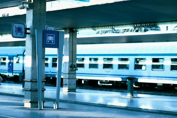 Tåg Vid Järnvägsstation Plattform Rom Italien — Stockfoto