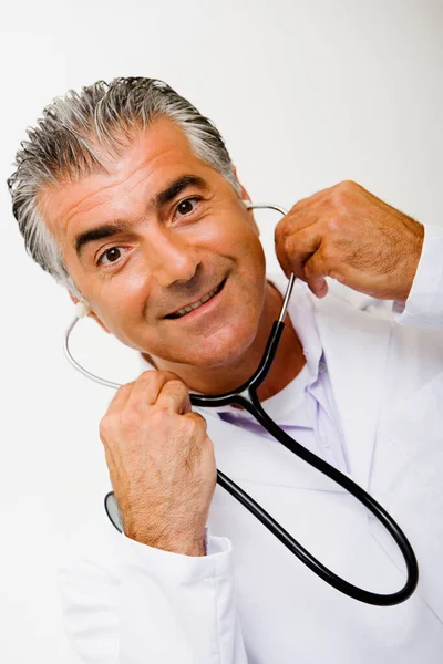 Stetoskop Tutan Gülümseyen Bir Erkek Doktorun Portresi — Stok fotoğraf