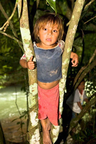 Niño Pequeño Con Una Mochila Bosque —  Fotos de Stock