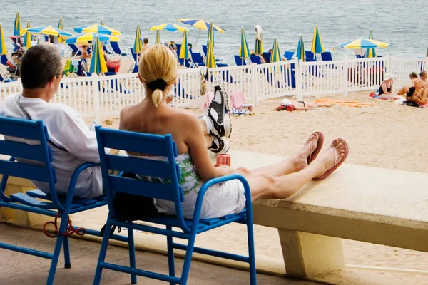 Hombre Mujer Sentados Playa — Foto de Stock