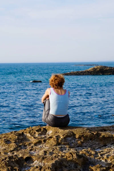 Rear View Woman Sitting Rock Baie Biarritz Biarritz Pyrenees_Atlantiques France — Stock Photo, Image