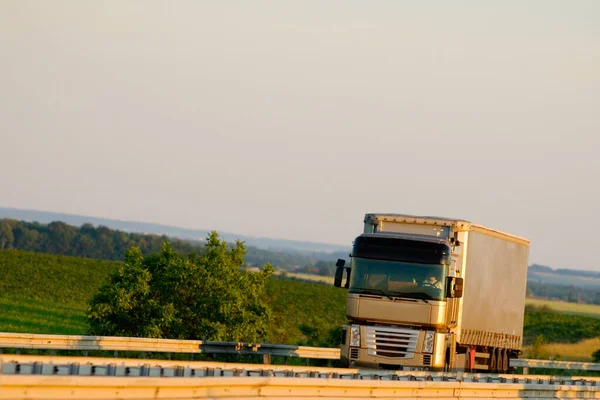 Duży Samochód Jest Zaparkowany Autostradzie — Zdjęcie stockowe