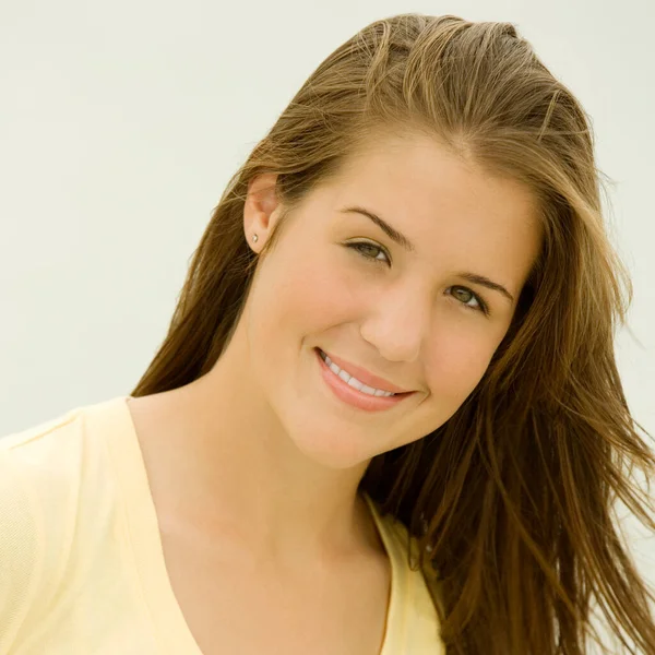 笑顔の若い女性の肖像画 — ストック写真