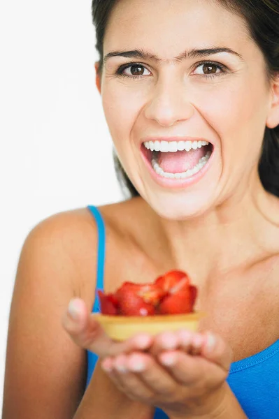 Ritratto Una Giovane Donna Che Mangia Una Fragola — Foto Stock