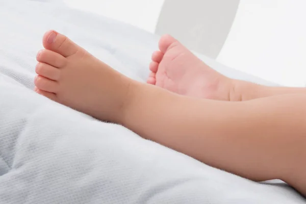 Μητέρα Και Πόδια Του Μωρού Στο Κρεβάτι — Φωτογραφία Αρχείου