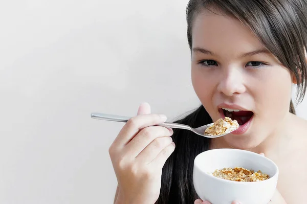 Jeune Femme Mangeant Porridge Avec Cuillère Bol Céréales — Photo