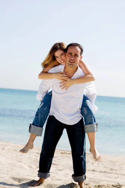 Couple Heureux Sur Plage — Photo