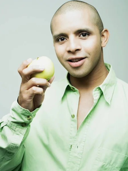 Detail Muže Držícího Zelené Jablko — Stock fotografie