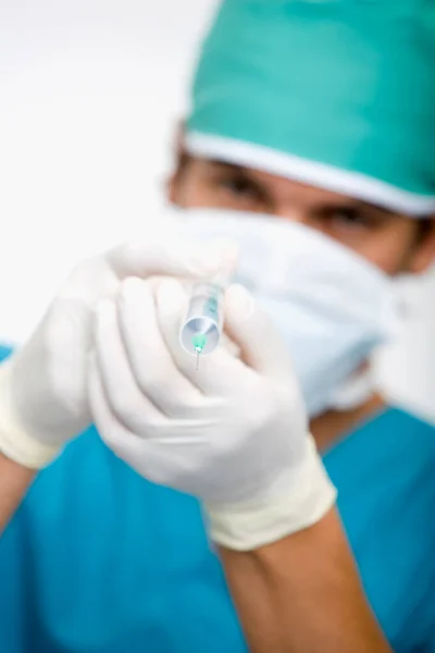 Close Médico Masculino Segurando Uma Seringa — Fotografia de Stock