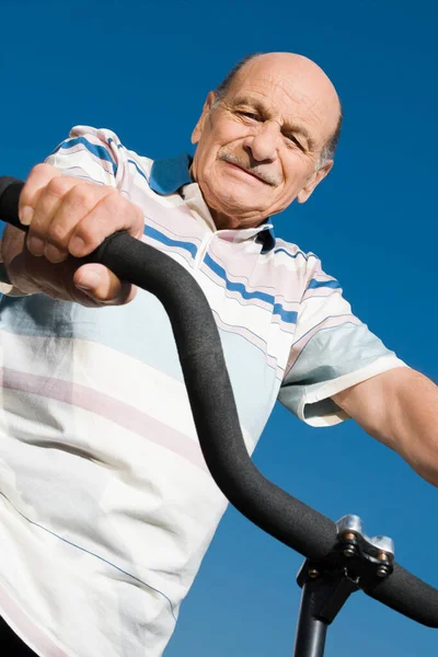 Starszy Mężczyzna Rowerem Parku — Zdjęcie stockowe