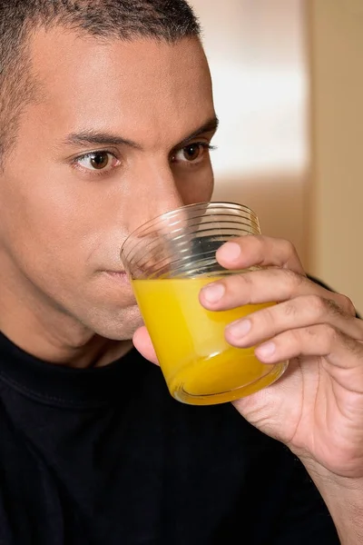 Jonge Man Drinkwater Uit Een Glas — Stockfoto