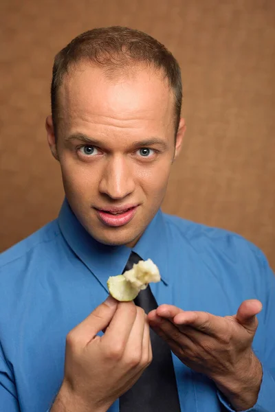 Człowiek Jedzący Kawałek Czekoladowych Chipsów — Zdjęcie stockowe