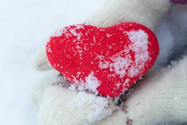 Handen Wit Gebreide Wanten Met Een Rood Hart Een Winterdag — Stockfoto