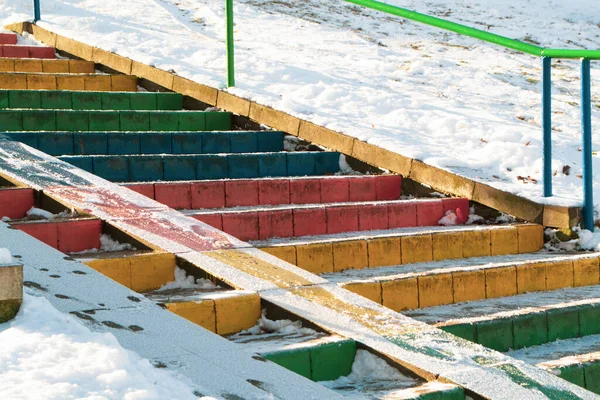 Σκάλες Χρωματισμένες Χρώματα Ουράνιο Τόξο Ποικιλομορφία Πολύχρωμη Σημαία Έννοια Χιονισμένη — Φωτογραφία Αρχείου