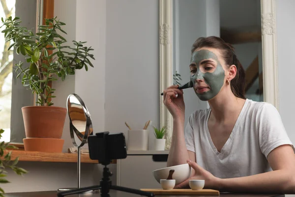 Hermosa Mujer Haciendo Curso Línea Para Tratamiento Belleza Facial Casa —  Fotos de Stock