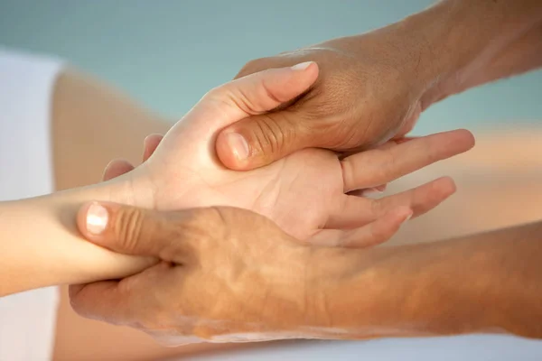 Close Uma Mulher Recebendo Uma Massagem Mão — Fotografia de Stock