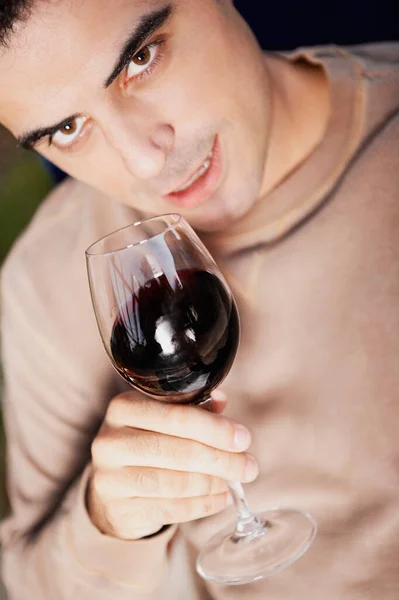 Porträtt Ung Man Med Ett Glas Vin — Stockfoto