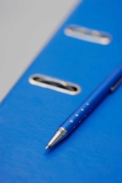 Κλείσιμο Ενός Στυλό Μπλε Φόντο — Φωτογραφία Αρχείου