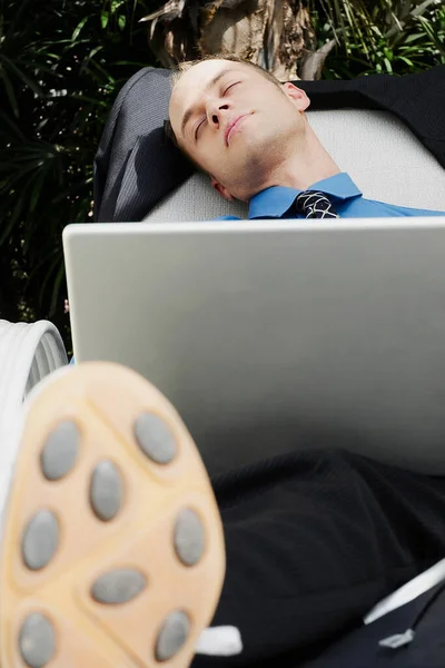 Biznesmen Śpiący Kanapie Biurze — Zdjęcie stockowe