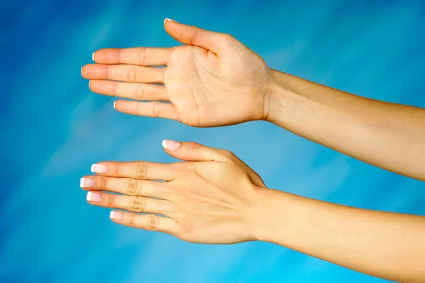 Mãos Mulher Segurando Uma Manicure Azul Fundo Turquesa — Fotografia de Stock