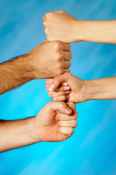 Hände Eines Elternteils Und Eines Kindes Auf Blauem Hintergrund — Stockfoto