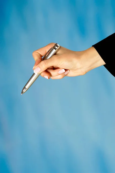 Pluma Mano Escritura Sobre Fondo Azul — Foto de Stock