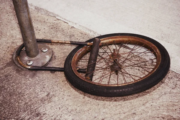 Sokaktaki Eski Bisiklet Tekerleği — Stok fotoğraf