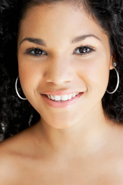 Retrato Uma Bela Jovem Com Sorriso — Fotografia de Stock