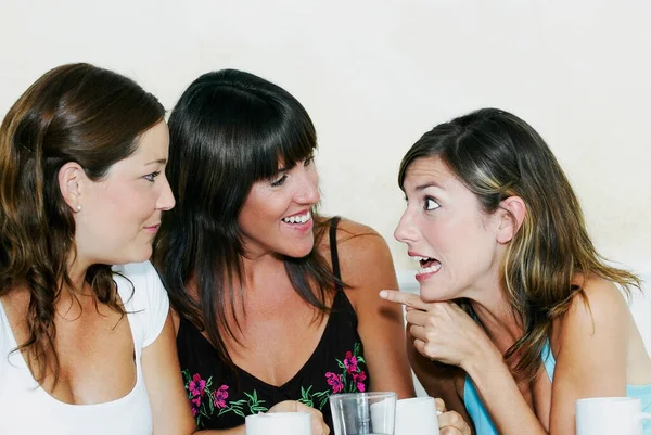 Três Mulheres Amigas Olhando Uma Para Outra — Fotografia de Stock
