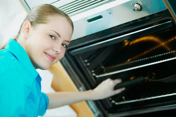 Mulher Máquina Lavar Roupa Cozinha — Fotografia de Stock