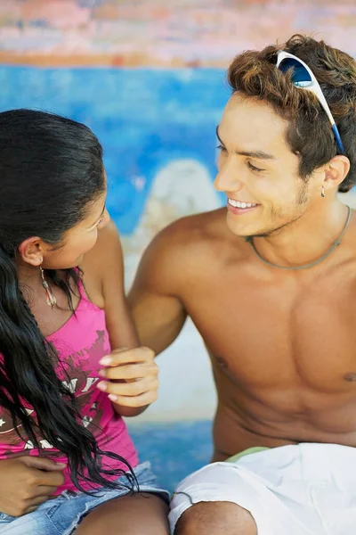 Jeune Couple Amoureux Assis Sur Plage — Photo