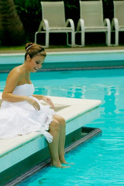 Profil Latéral Une Mariée Assise Bord Piscine Souriante — Photo